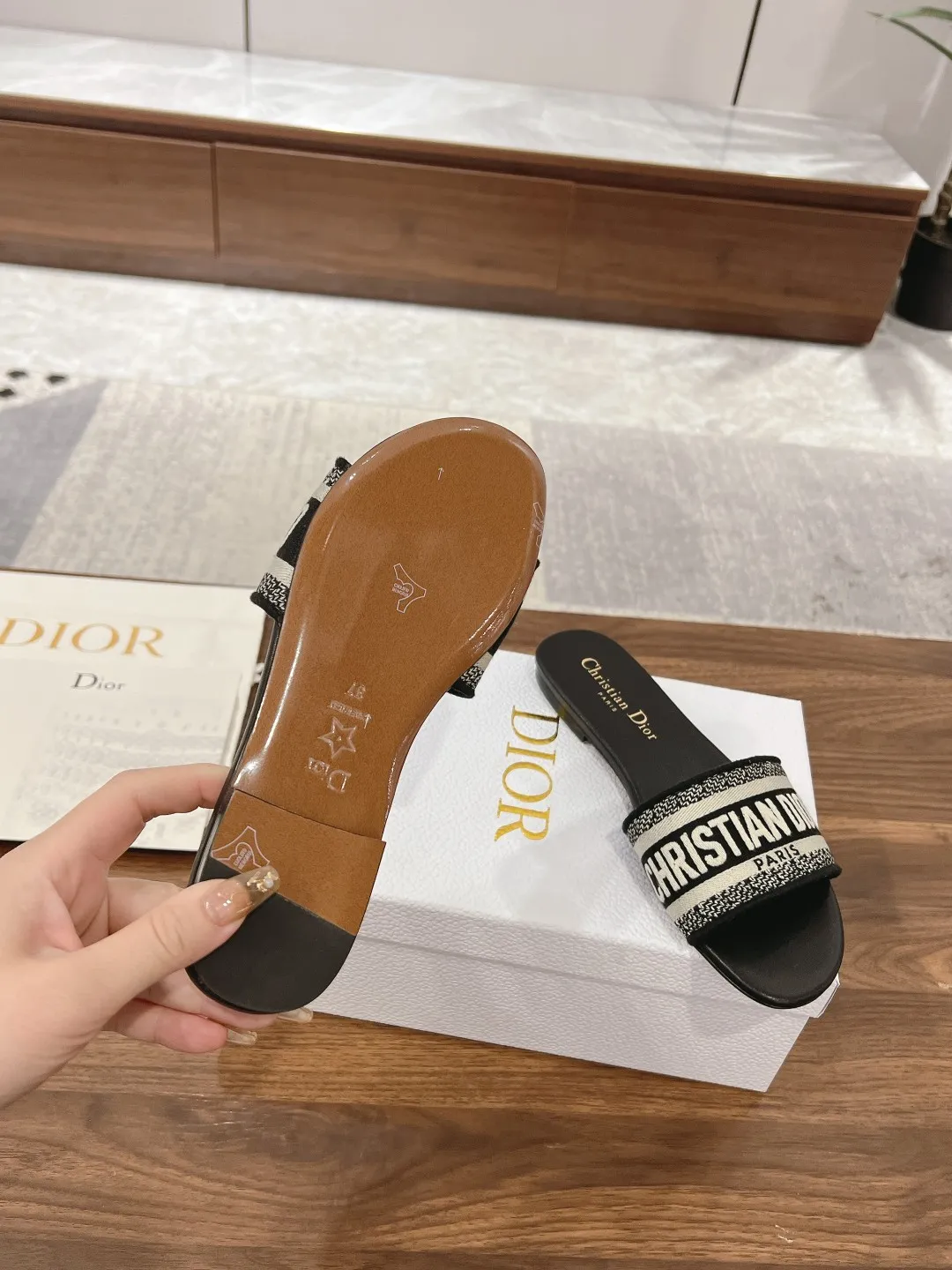 👟👟Ex-factory price 420👟👟 Dior • Dior 2024 DWAY spring and summer new one-word embroidered slippers •Top purchasing version CD letter logo three-dimensional embroidered cylindrical heel sandals Square toe thick heel jelly color open-toe slippers Upper: Original consistent high-temperature water-soluble cotton electro-embroidered technical silk fabric Lining: Water-dyed sheepskin lining Outsole: Italian genuine leather outsole Heel height: 1.5CM/4.5CM Code number: 34-43 (34.40.41.42.43 is customized and cannot be returned or exchanged)